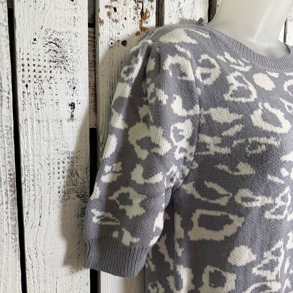Entro Leopard Cheetah Animal Print Sweater Short Sleeve Sz Large Soft Gray White - Picture 4 of 10